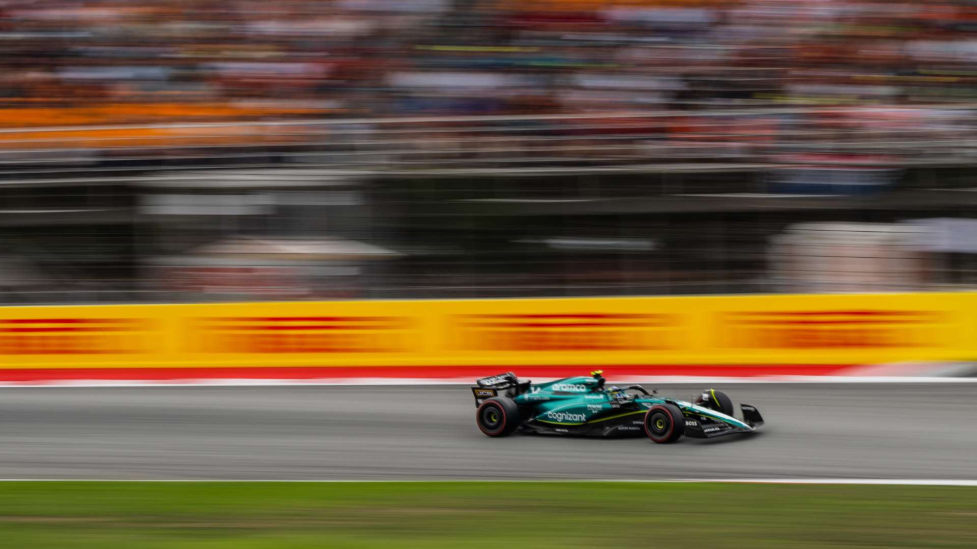 探索红色足球服的象征意义及穿着国家队的精彩瞬间