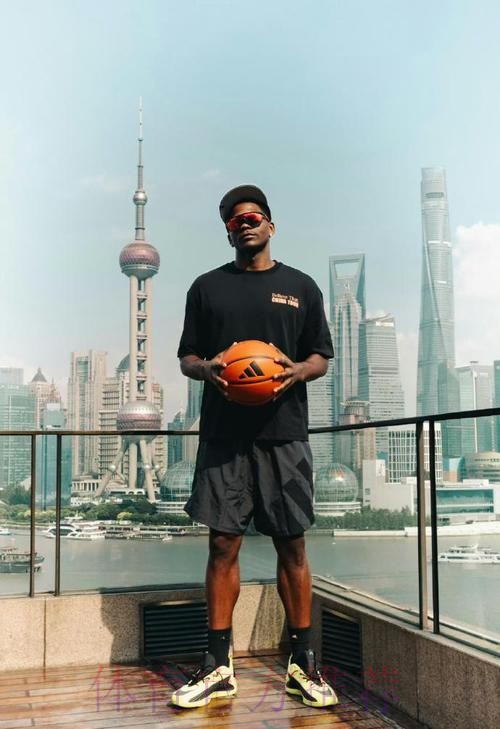 NBA Memes晒照:爱德华兹身高1米93,但在文班旁边就像1米6 NBA Memes晒照:爱德华兹身高1米93,但在文班旁边就像1米6