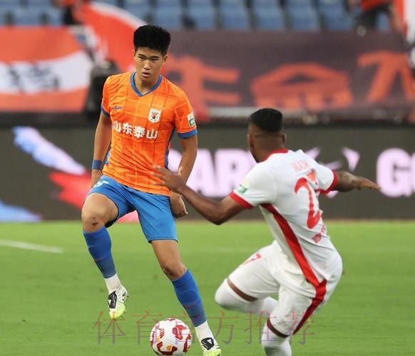 博主：之前有俱乐部给彭啸开出8位数转会费，但泰山不打算卖